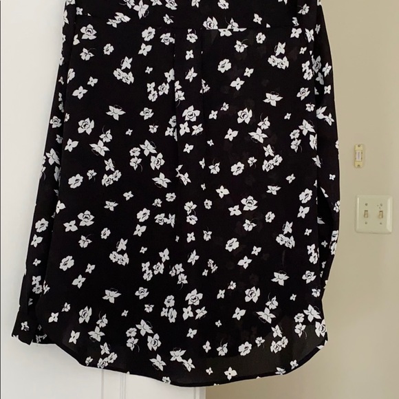 BNWT Lord and Taylor black floral crepe blouse xs - Picture 8 of 8